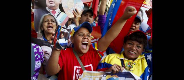 Regreso de Chávez no resuelve caos | La felicidad de los chavistas de todas las edades no se hizo esperar con la noticia del regreso de su Comandante. FOTO REUTERS