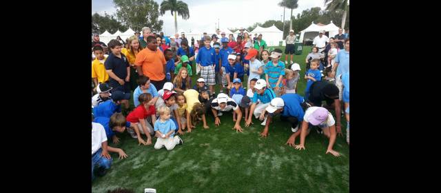 Sin tarjeta, pero Camilo tiene carisma y liderato | Camilo Villegas tuvo una ronda de práctica en el campo de The Honda Classic, en la que compartió con los chicos y hasta les enseñó a hacer su famoso "hombre araña". FOTO CORTESÍA IMG