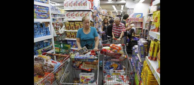 Con bajos precios, suben clientes de minimercados | Los minimercados en Medellín apuestan a ofrecer cercanía y buenos precios. FOTOS RÓBINSON SÁENZ