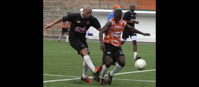 Envigado también sufre por falta de un definidor | Envigado repitió lo de la séptima fecha: jugó mejor que el rival, pero perdió 2-0 por falta de puntería. FOTO JULIO HERRERA