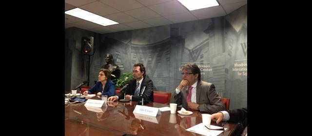 "No estamos bien en seguridad": F. Gutiérrez | El exconcejal de Medellín Federico Gutiérrez (centro) en su disertación en Washington. FOTO CORTESÍA