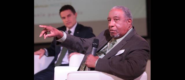 Medellín quiere fortalecer la no violencia como forma de vida | El alcalde de Medellín, Aníbal Gaviria, y el director del Instituto Martin Luther King, Bernard Lafayette, abrieron la Cumbre de la No Violencia. FOTO HERNÁN VANEGAS OCHOA