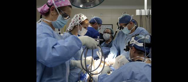 Medellín da clase de cirugía cardiovascular | El equipo que participó en la revascularización de este paciente estaba formado por tres cirujanos, un anestesiólogo, una instrumentadora quirúrgica y dos enfermeras. FOTOS MANUELA PALACIO.
