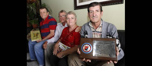 Cura Burgos, la bendición del Medellín | Jairo, Álvaro, Zulma y Fernando Burgos son los hijos del Cura Jesús María y sueñan con que el Medellín le rinda un homenaje a su padre siendo campeón en sus 100 años. FOTO HERNÁN VANEGAS