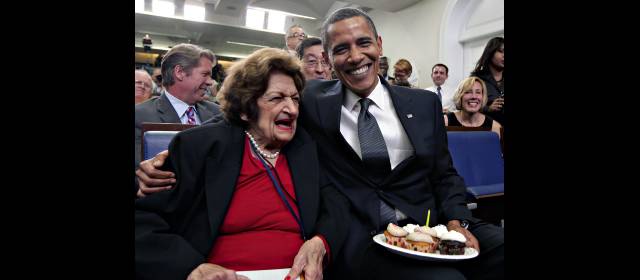 Gobierno de E.U. rinde homenaje a Helen Thomas | Obama compartió con la señora Thomas la celebración de su cumpleaños el 4 de agosto de 2009. FOTO AP