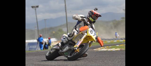 Valerio Piedrahíta, feliz apretando el acelerador | Sin miedo para apretar el acelerador y enfrentar rivales de más peso. Así es Valerio Piedrahíta, nuevo campeón Iberoamericano de supermotard. FOTO CORTESÍA