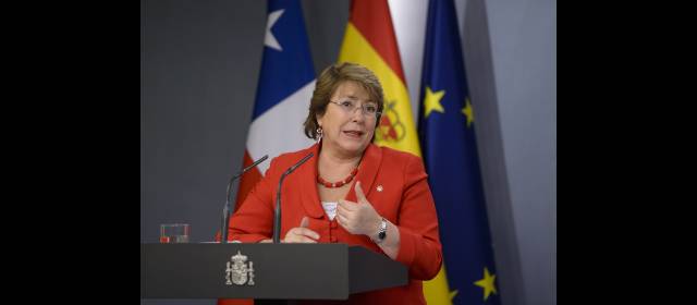 Chilenos castigan a Bachelet en encuesta | La presidenta pidió a su equipo elaborar un plan de concesiones en infraestructura pública por unos 6.000 millones de dólares. FOTO AFP