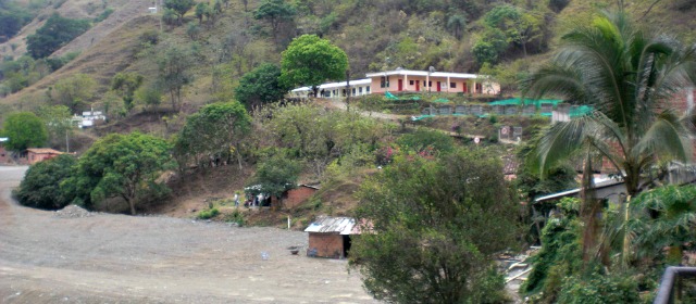 Explosión cerca de escuela rural de Toledo dejó dos soldados heridos | La explosión ocurrió cerca de la escuela que se observa al fondo. FOTO CORTESÍA