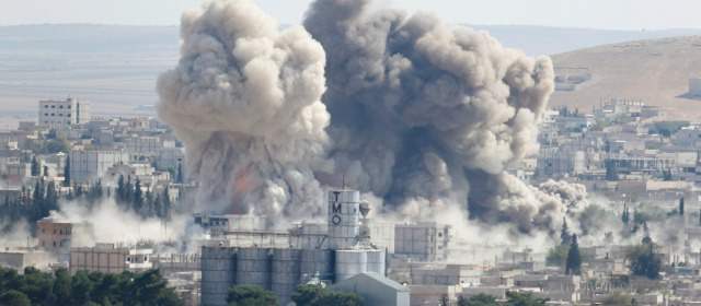 El mundo no responde al asedio del EI a ciudad kurda de Kobani | Desde el lado turco, se vio el bobardeo de E.U. para defender la ciudad contra el EI. FOTO REUTERS