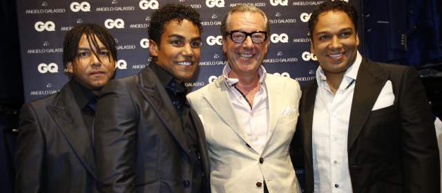 De izquierda a derecha Taj, TJ and Taryll Jackson con el diseñador italiano Angelo Galasso. Foto AP