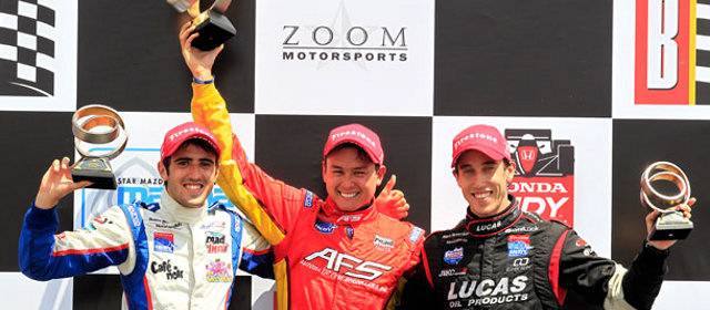 Sebastián Saavedra ganó en Alabama | Saavedra, centro, celebra el triunfo en la Indy Lights. FOTO CORTESÍA