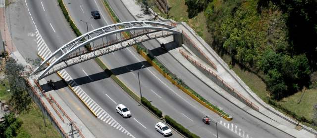 Aspecto de uno de los tramos desarrollados en doble calzada en la Medellín - Bogotá. El pedido unánime es que continúen las obras hasta El Santuario. Foto Donaldo Zuluaga