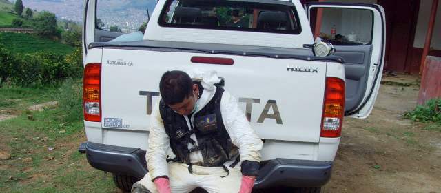 Funcionarios judiciales hacían tratos con la mafia | El hoy condenado Norbey Muñoz, durante una diligencia de exhumación en Medellín, como investigador del CTI. FOTO ESTEBAN VANEGAS