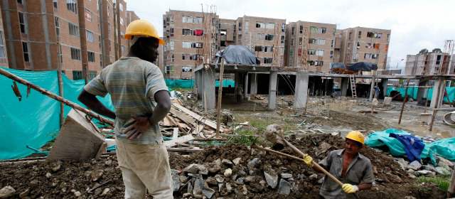 Revisan proyecto VIP construido por CDO | En la mitad construyen un jardín infantil. Bloques del fondo están habitados. FOTO MANUEL SALDARRIAGA
