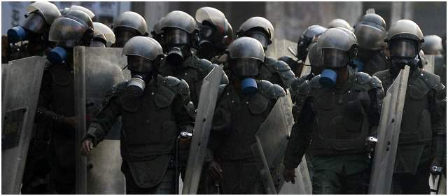 Miembros de la Guardia acional toman posición durante una protesta contra el gobierno en Caracas el 1 de abril de 2014. El gobierno del presidente Nicolas Maduro ha enfrentado una ola de protestas callejeras casi diarias desde el 4 de febrero. FOTO AFP