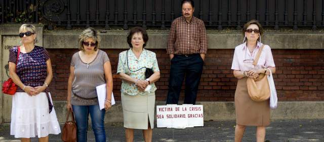 Un millón de españoles acuden a la caridad para sobrevivir en la crisis | España se encuentra en recesión, soporta un desempleo de 24,4 por ciento, y la tormenta financiera que azota el país desde hace días tiene al sector bancario en el ojo del huracán. FOTO AP