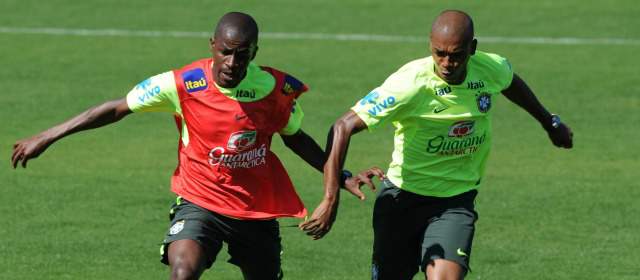 Los siameses Brasil y Argentina | Ramires y Fernandinho, jugadores de Brasil. El rival de Colombia realiza prácticas suaves previo al juego de mañana por cuartos. FOTO AFP
