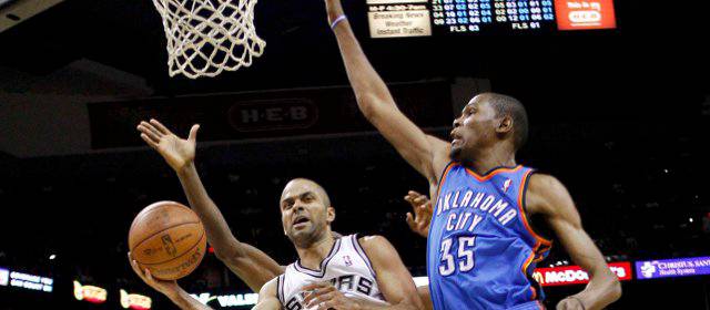 Parker y Ginóbili dominan a los Thunder y los Spurs siguen invictos | Tony Parker, figura de los Spurs, en el duelo ante Kevin Durant. FOTO REUTERS