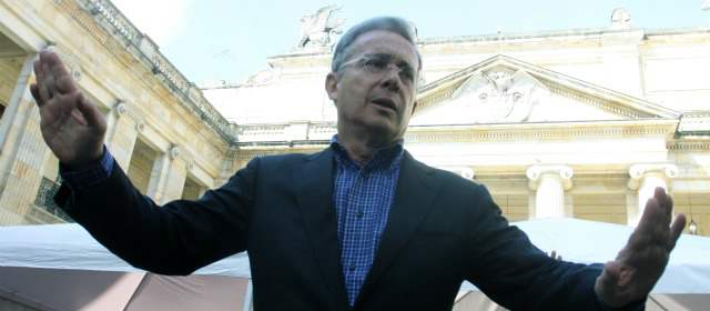 Uribe y Santos se enfrentan por señalamientos de Daniel Coronell | El expresidente le respondió a Coronell y dijo que todo hace parte de un engaño. FOTO COLPRENSA