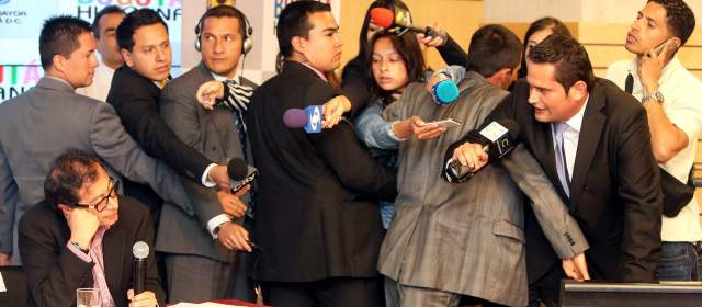 La suerte de Petro quedó en manos del Presidente | El alcalde de Bogotá, Gustavo Petro, recibió la noticia cuando presentaba cifras de su gestión a los periodistas. FOTO COLPRENSA