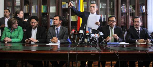 Acuerdo entre Gobierno y Farc se debe firmar antes de julio: Roy Barreras | En la rueda de prensa se hicieron presentes los parlamentarios que estuvieron en La Habana, Cuba. FOTO COLPRENSA