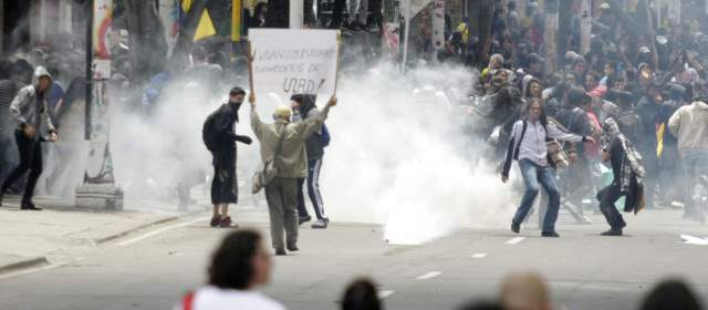 La marcha de los "indignados" se toma las principales calles del país | Lanzamientos de papas-bomba y de cápsulas de pintura se registraron en Bogotá durante la jornada de la mañana. Foto: Colprensa