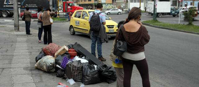 En Twitter se libra batalla por recolección de basuras en Bogotá | En algunos sectores de Bogotá, permanecen las basuras. La Administración ha reiterado que la lpinea 123 está habilitada para responder a inquietudes de los ciudadanos. Foto Colprensa.