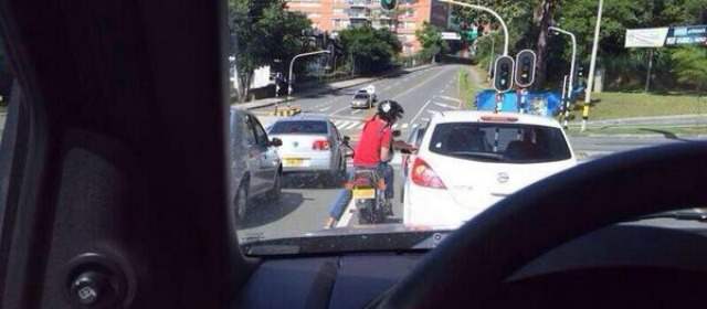 Mujer asaltada tuvo que ir de oficina en oficina para formular su denuncia | La imagen difundida en Twitter del robo ocurrido en Los Balsos el 29 diciembre. FOTO CORTESÍA