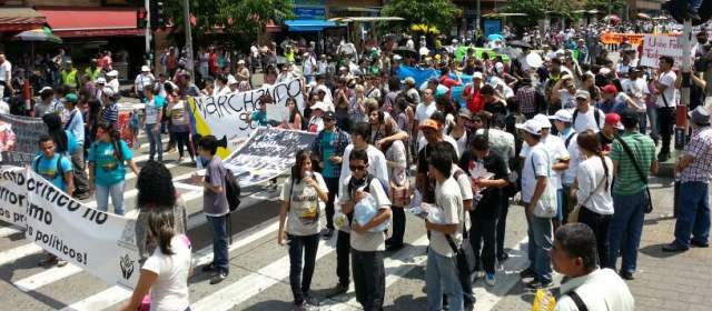 Siguen llegando personas a la marcha por la paz en Medellín | Foto: Juan Sebastián Carvajal