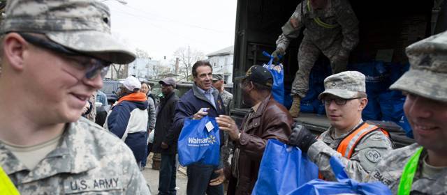 Sigue la afectación por falta de energía en varios sectores de Nueva York tras tormenta Sandy | Este sábado continuó la entrega de ayudas a damnificados. Foto AP