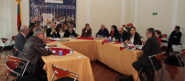 Senado y exguerrilleros discuten experiencias de paz colombianas |