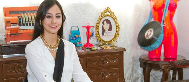 Accesorios amigables con nuestro planeta | A los productos elaborados con desechos se les da valor agregado decorándolos con dibujos, pinturas y bellos acabados, dice Stefany Alzate Ramírez una de las creadoras y propietarias de la empresa "Entonces yo hago dibujitos". Esos accesorios se venden en Medellín y Guarne. FOTO: ESTÉBAN VANEGAS.