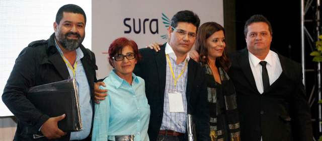 Un premio para quienes cuentan la vida y la suerte de los pueblos | Esteban Félix, Olga Lozano, Alejandro Almazán, Giannina Segnini y Lucio Castro, ganadores del premio. FOTO MANUEL SALDARRIAGA.
