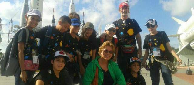 El sueño de ir a la Nasa se volvió real | Algunos de los pequeños en su visita a La Nasa, junto a la periodista Ángela Posada. FOTO CORTESÍA