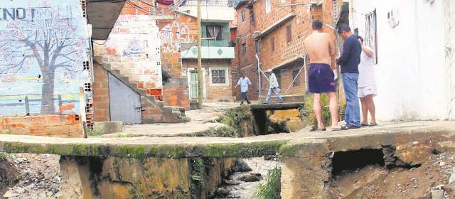 Mapa ubica 35.000 casas en alto riesgo | Muchas casas no respetan los retiros de quebrada. Foto: HENRY AGUDELO