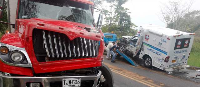 Cuatro lesionados por choque de ambulancia con un camión | FOTO MANUEL SALDARRIAGA