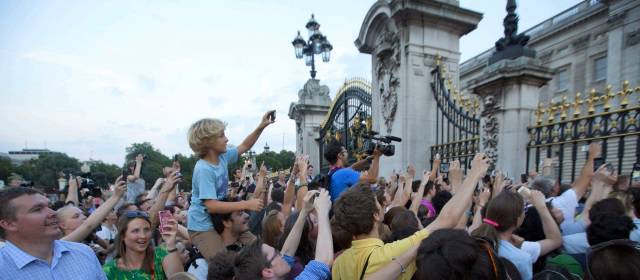 George o James podría llamarse el futuro Rey | Cientos de curiosos se agolparon ante las rejas del Palacio de Buckingham. FOTO REUTERS