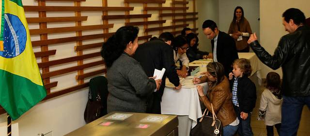Brasileros que viven en Bogotá también salieron a votar | Foto: Colprensa