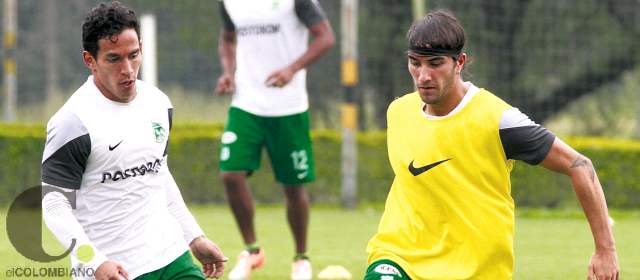 Verdolagas, a acumular hoy más Fortaleza | Diego Arias y Sebastián Pérez, observados por Alexis Henríquez. Los tres fueron convocados para hoy. FOTO RÓBINSON SÁENZ