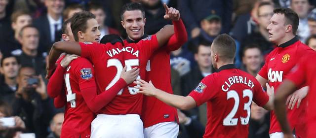 El holandés Robin Van Persie marcó el segundo tanto de los tres marcados por los diablos rojos. FOTO AP