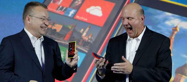 Ahora sí, Microsoft le juega al celular | Stephen Elop, de Nokia, y Steve Ballmer, CEO de Microsoft, en noviembre de 2012. FOTO BLOOMBERG