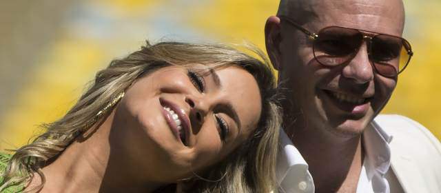 Claudia Leitte y Pitbull presentaron en rueda de prensa la noticia. Foto AP