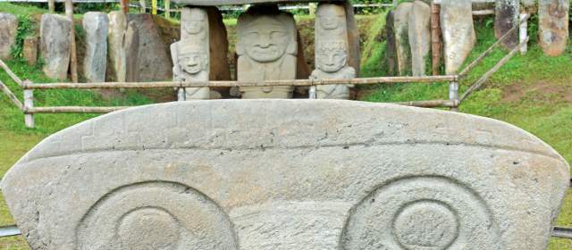 San Agustín: 100 años de misterio | Arriba, una de las mesas. Al lado: Bosque de Esculturas, fuente del Lavapatas y otra mesa. El recorrido se hace en cuatro horas. FOTOS HENRY AGUDELO