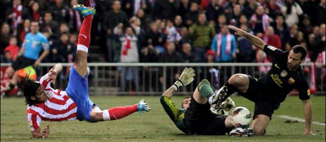 España se concentra con Muniain y Soldado como caras nuevas | El portero del Barcelona Víctor Valdés, centro, fue uno de los primeros en llegar a la concentración luego del partido ante el Barcelona. FOTO REUTERS