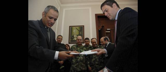 "El fuero devuelve tranquilidad a los militares", dice Álvaro Uribe | El ministro de Defensa, Juan Carlos Pinzón, radicó el proyecto de acto legislativo de reforma a la Justicia Penal Militar, acompañado de la cúpula militar. FOTO COLPRENSA