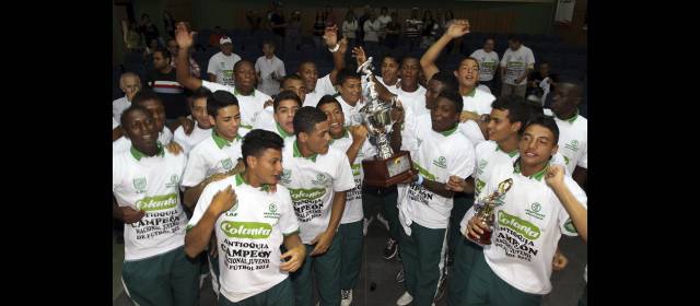 Algarabía en el arribo de los campeones | A pesar del cansancio, los campeones celebraron en Indeportes, invitados por el gerente Esteban Escobar. FOTO MANUEL SALDARRIAGA
