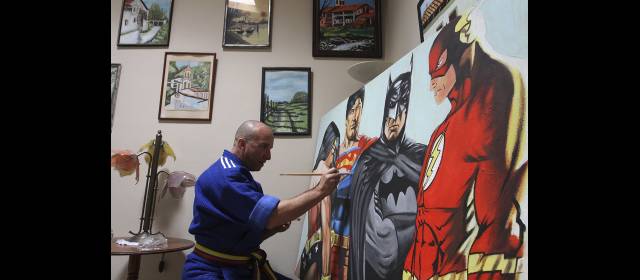 Dempsey, maestro de dos artes | Flash, Supermán y Batman inspiran al maestro Dempsey Serrano para crear obras de arte que le permiten expresar sus pensamientos. FOTO RÓBINSON SÁENZ
