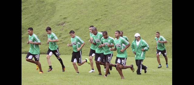 Un sorbo de Copa para calmar la amargura | Esta fue la última práctica de Atlético Nacional, ayer en el Club Campestre de Medellín, en la segunda era del técnico Santiago Escobar, el asistente Juan Jairo Galeano y el preparador físico Juan Carlos Ángel. FOTO RÓBINSON SÁENZ