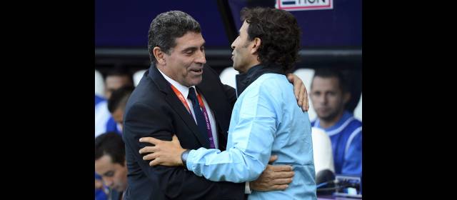 En Honduras somos toda una familia: Suárez | Luis Fernando Suárez, estratega de Honduras, se despide del técnico español Luis Milla. Honduras ganó 1-0 a los ibéricos FOTO REUTERS