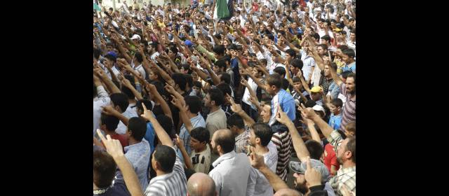 Turquía eleva voz por posible guerra con Siria | Miles de sirios se reunieron ayer en el “viernes de la oración” para rechazar el régimen. FOTO REUTERS